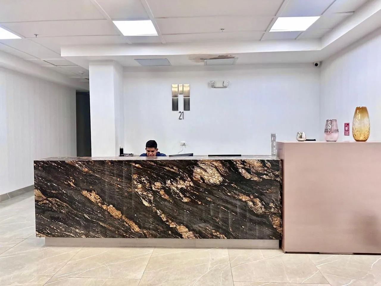 Suite Empresarial, Cerca Al Mall Del Sol, Cama, Parqueo, Sofa Cama Guayaquil Apartamento