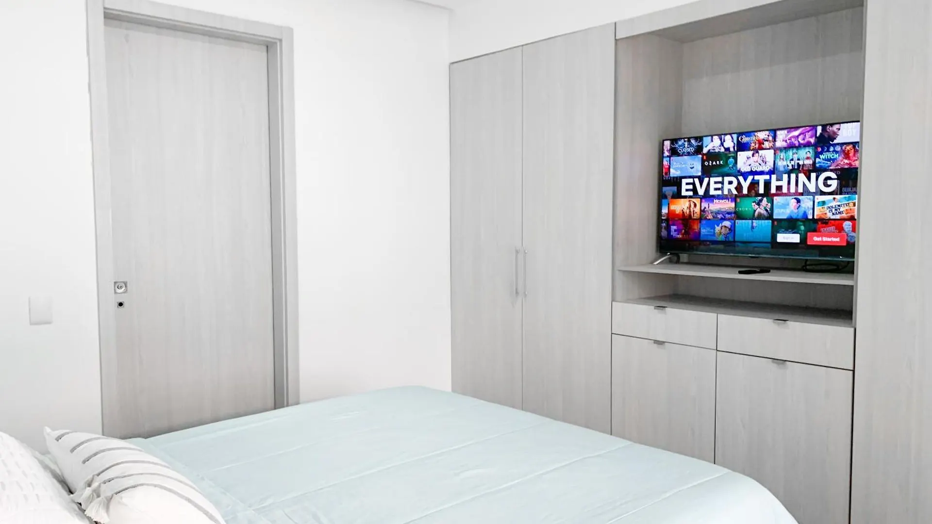 Suite Empresarial, Cerca Al Mall Del Sol, Cama, Parqueo, Sofa Cama Guayaquil