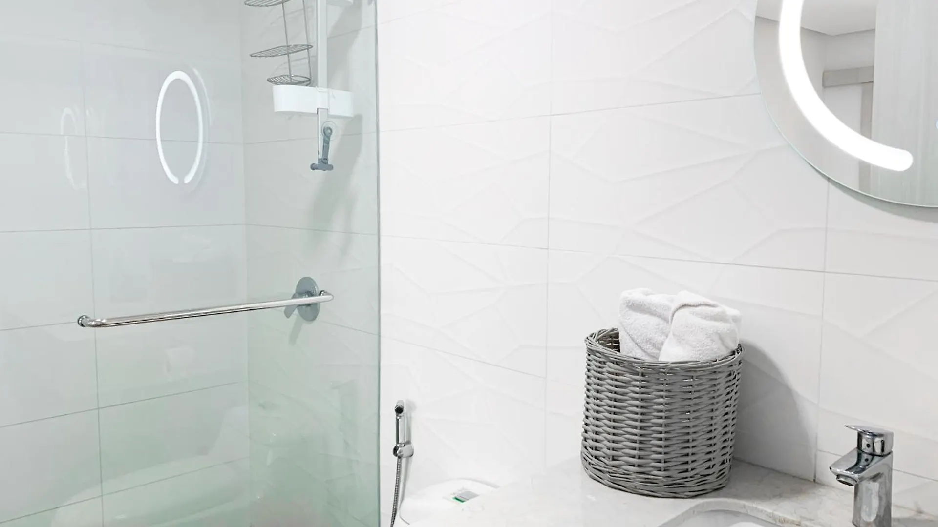Suite Empresarial, Cerca Al Mall Del Sol, Cama, Parqueo, Sofa Cama Guayaquil Apartamento