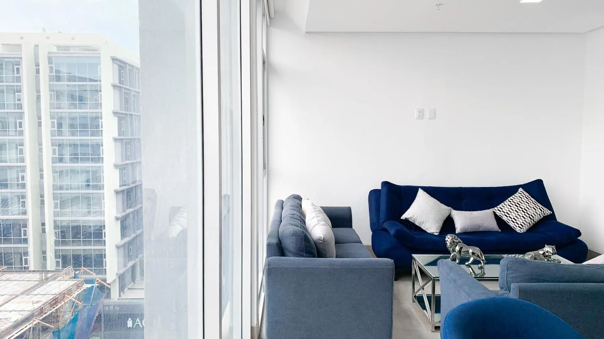 Suite Empresarial, Cerca Al Mall Del Sol, Cama, Parqueo, Sofa Cama Guayaquil Equador