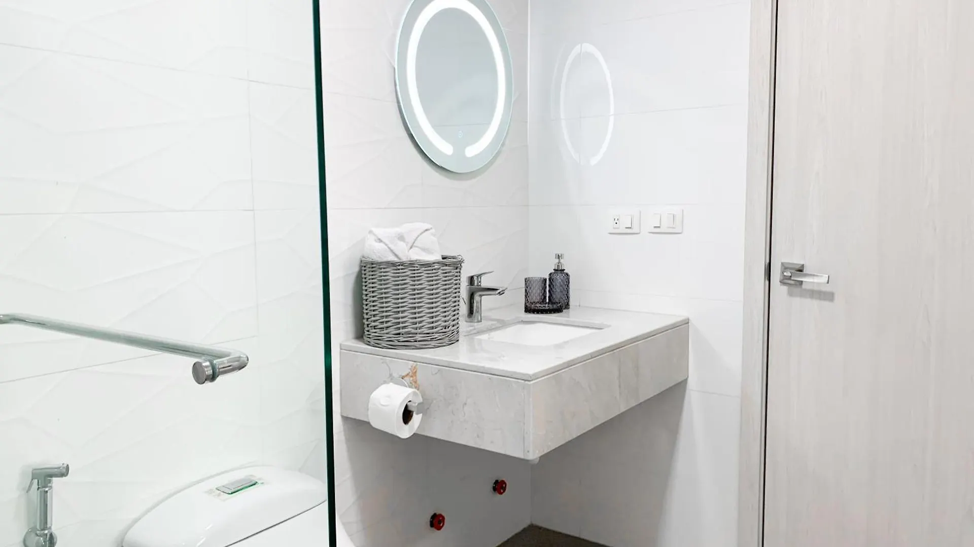 Suite Empresarial, Cerca Al Mall Del Sol, Cama, Parqueo, Sofa Cama Guayaquil 0*,