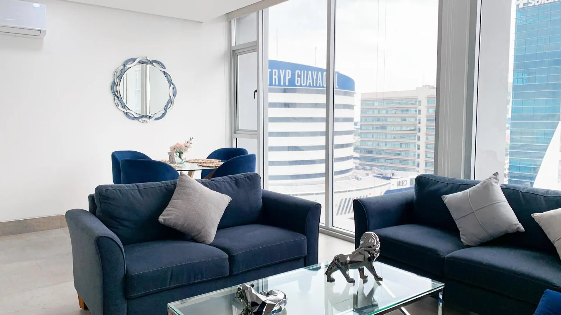 Suite Empresarial, Cerca Al Mall Del Sol, Cama, Parqueo, Sofa Cama Guayaquil Apartamento
