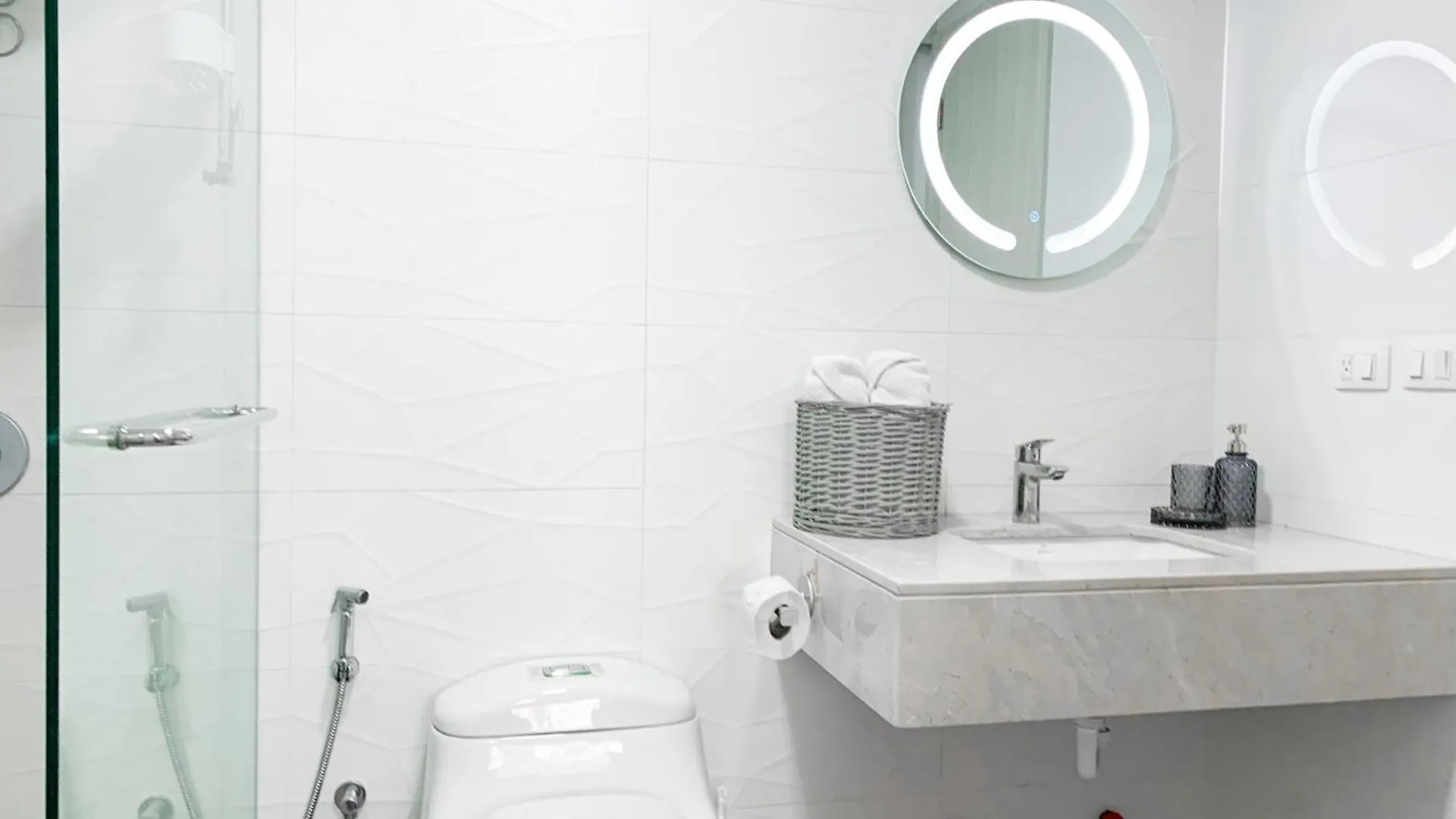 Apartamento Suite Empresarial, Cerca Al Mall Del Sol, Cama, Parqueo, Sofa Cama Guayaquil